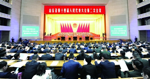 1月24日上午,省十四届人大二次会议在山东会堂举行第二次全体会议,听取省人大常委会副主任、党组书记杨东奇作山东省人民代表大会常务委员会工作报告,听取省高级人民法院院长霍敏作山东省高级人民法院工作报告,听取省人民检察院检察长顾雪飞作山东省人民检察院工作报告。◎张晓蓬 摄